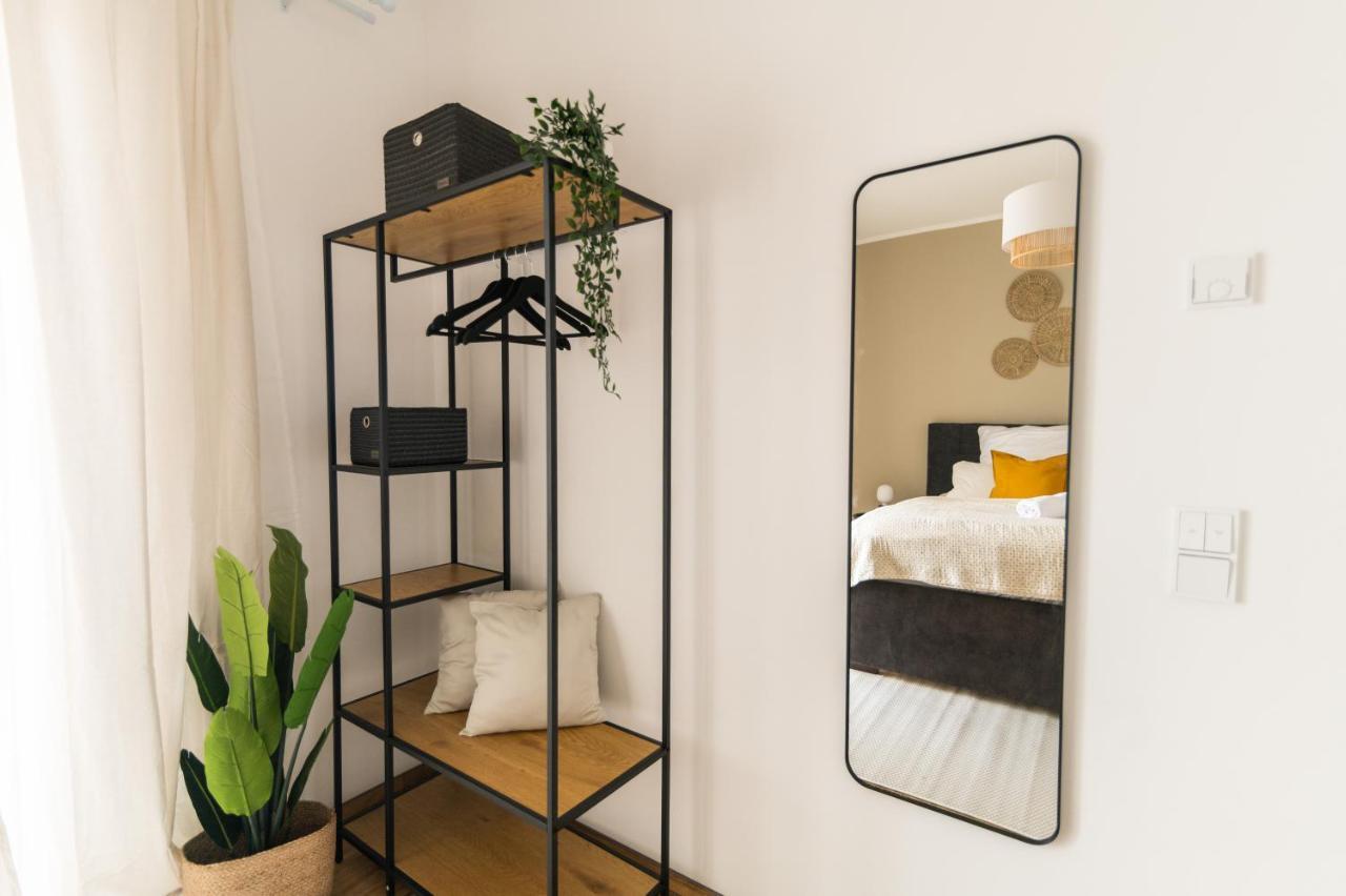 Dwellstay - Modernes Apartment I 55Qm I 2 Zimmer I Kueche I Bad I Terrasse I Tv I Wlan Bad Hersfeld Buitenkant foto